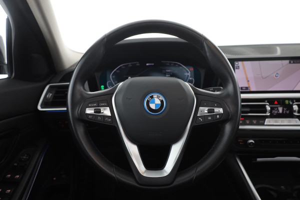 BMW 3 Serie Touring 330e SPORTLINE ** LED, LEDER, PANO, TREKH, APPLE, ALARM, AMBIENTE, 18-inch LMV ** 1e EIG - Vol. BMW Onderh. ** ** INFORMEER OOK NAAR ONZE AANTREKKELIJKE FINANCIAL-LEASE TARIEVEN **
