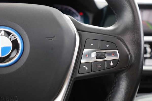 BMW 3 Serie Touring 330e SPORTLINE ** LED, LEDER, PANO, TREKH, APPLE, ALARM, AMBIENTE, 18-inch LMV ** 1e EIG - Vol. BMW Onderh. ** ** INFORMEER OOK NAAR ONZE AANTREKKELIJKE FINANCIAL-LEASE TARIEVEN **