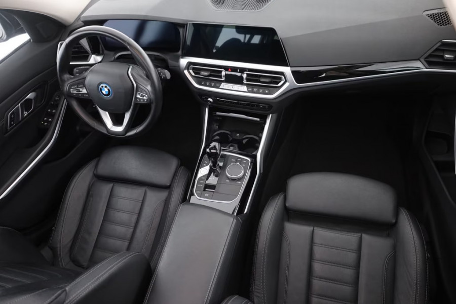 BMW 3 Serie Touring 330e SPORTLINE ** LED, LEDER, PANO, TREKH, APPLE, ALARM, AMBIENTE, 18-inch LMV ** 1e EIG - Vol. BMW Onderh. ** ** INFORMEER OOK NAAR ONZE AANTREKKELIJKE FINANCIAL-LEASE TARIEVEN **