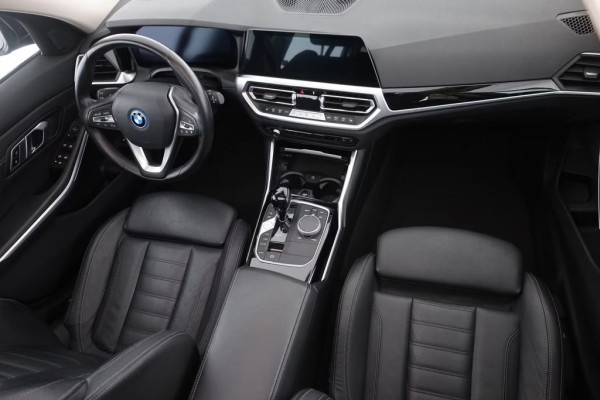 BMW 3 Serie Touring 330e SPORTLINE ** LED, LEDER, PANO, TREKH, APPLE, ALARM, AMBIENTE, 18-inch LMV ** 1e EIG - Vol. BMW Onderh. ** ** INFORMEER OOK NAAR ONZE AANTREKKELIJKE FINANCIAL-LEASE TARIEVEN **