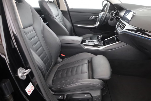 BMW 3 Serie Touring 330e SPORTLINE ** LED, LEDER, PANO, TREKH, APPLE, ALARM, AMBIENTE, 18-inch LMV ** 1e EIG - Vol. BMW Onderh. ** ** INFORMEER OOK NAAR ONZE AANTREKKELIJKE FINANCIAL-LEASE TARIEVEN **