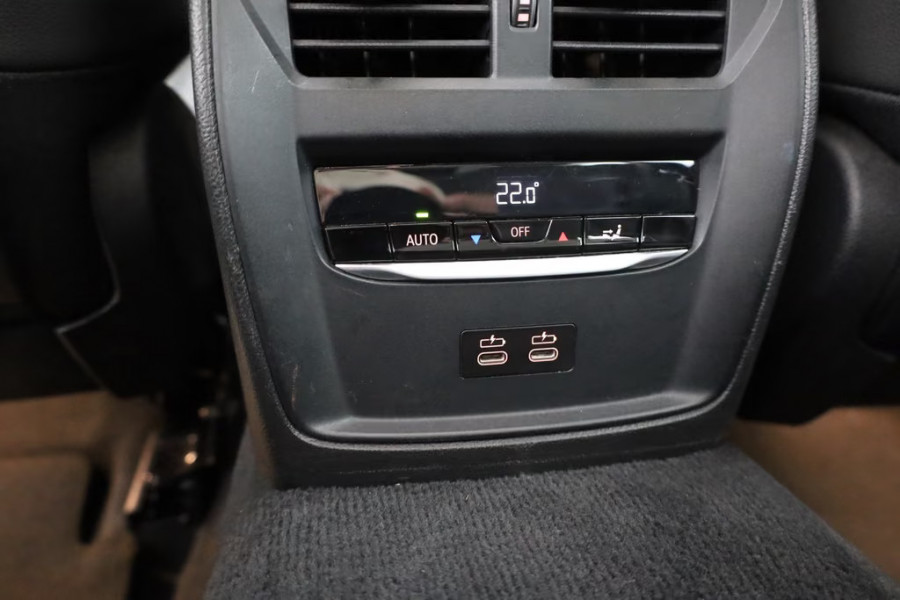 BMW 3 Serie Touring 330e SPORTLINE ** LED, LEDER, PANO, TREKH, APPLE, ALARM, AMBIENTE, 18-inch LMV ** 1e EIG - Vol. BMW Onderh. ** ** INFORMEER OOK NAAR ONZE AANTREKKELIJKE FINANCIAL-LEASE TARIEVEN **