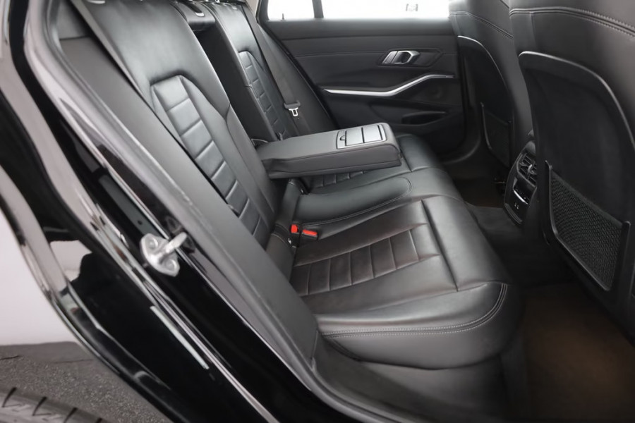 BMW 3 Serie Touring 330e SPORTLINE ** LED, LEDER, PANO, TREKH, APPLE, ALARM, AMBIENTE, 18-inch LMV ** 1e EIG - Vol. BMW Onderh. ** ** INFORMEER OOK NAAR ONZE AANTREKKELIJKE FINANCIAL-LEASE TARIEVEN **