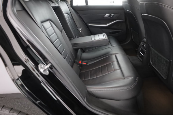BMW 3 Serie Touring 330e SPORTLINE ** LED, LEDER, PANO, TREKH, APPLE, ALARM, AMBIENTE, 18-inch LMV ** 1e EIG - Vol. BMW Onderh. ** ** INFORMEER OOK NAAR ONZE AANTREKKELIJKE FINANCIAL-LEASE TARIEVEN **