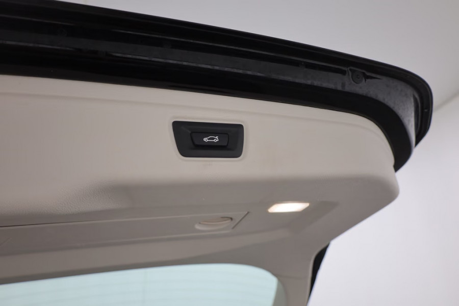 BMW 3 Serie Touring 330e SPORTLINE ** LED, LEDER, PANO, TREKH, APPLE, ALARM, AMBIENTE, 18-inch LMV ** 1e EIG - Vol. BMW Onderh. ** ** INFORMEER OOK NAAR ONZE AANTREKKELIJKE FINANCIAL-LEASE TARIEVEN **