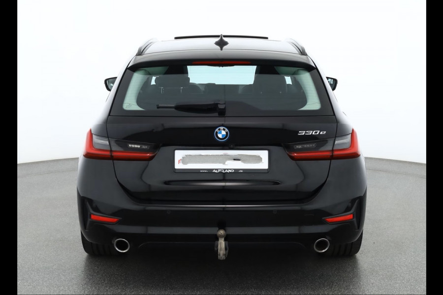 BMW 3 Serie Touring 330e SPORTLINE ** LED, LEDER, PANO, TREKH, APPLE, ALARM, AMBIENTE, 18-inch LMV ** 1e EIG - Vol. BMW Onderh. ** ** INFORMEER OOK NAAR ONZE AANTREKKELIJKE FINANCIAL-LEASE TARIEVEN **