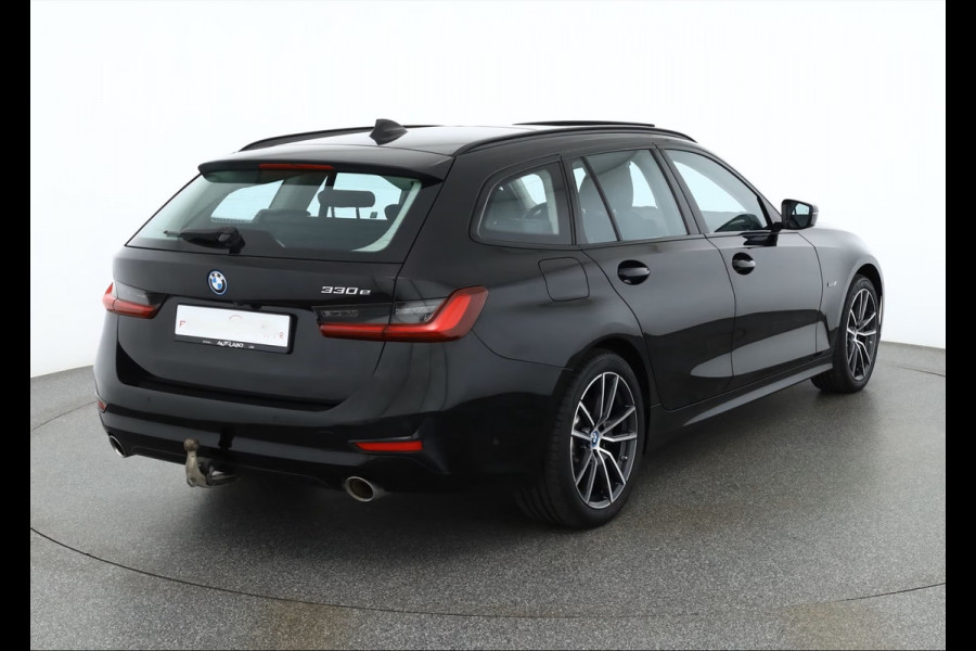 BMW 3 Serie Touring 330e SPORTLINE ** LED, LEDER, PANO, TREKH, APPLE, ALARM, AMBIENTE, 18-inch LMV ** 1e EIG - Vol. BMW Onderh. ** ** INFORMEER OOK NAAR ONZE AANTREKKELIJKE FINANCIAL-LEASE TARIEVEN **