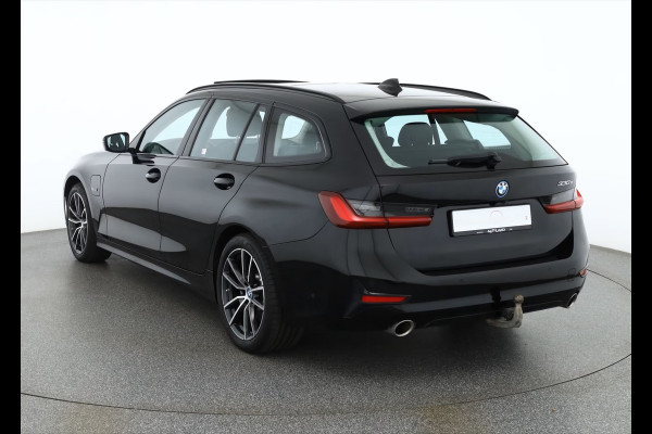 BMW 3 Serie Touring 330e SPORTLINE ** LED, LEDER, PANO, TREKH, APPLE, ALARM, AMBIENTE, 18-inch LMV ** 1e EIG - Vol. BMW Onderh. ** ** INFORMEER OOK NAAR ONZE AANTREKKELIJKE FINANCIAL-LEASE TARIEVEN **