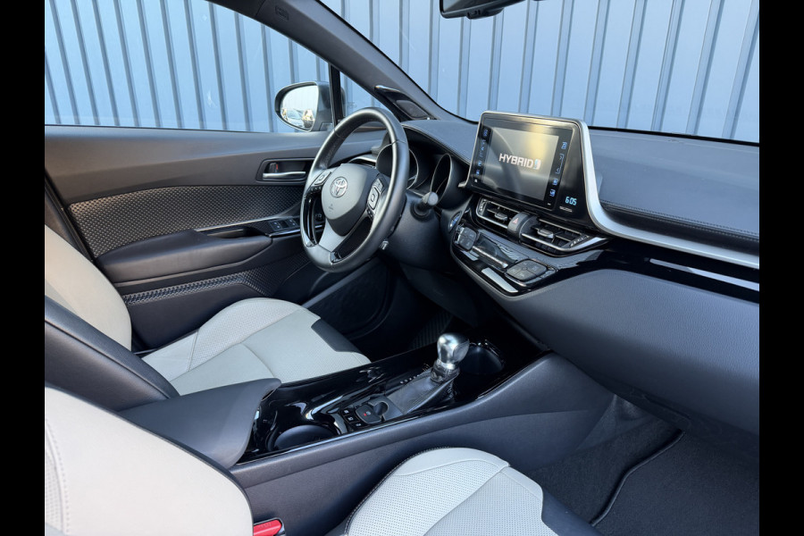 Toyota C-HR 1.8 Hybrid Executive Ultimate / Bi tone | Creme Leer | JBL | LED | Allseason banden | Rijklaar!!