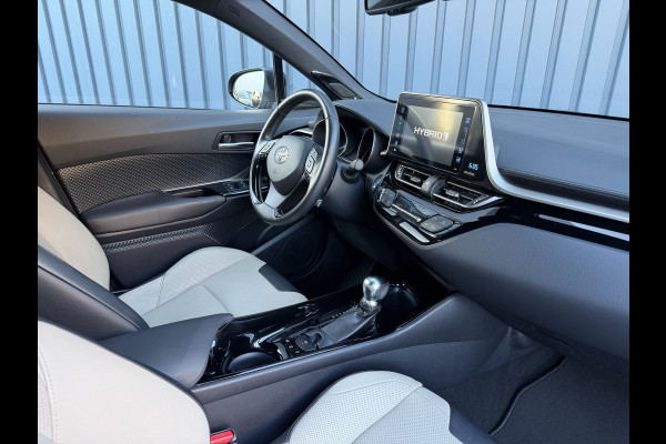 Toyota C-HR 1.8 Hybrid Executive Ultimate / Bi tone | Creme Leer | JBL | LED | Allseason banden | Rijklaar!!