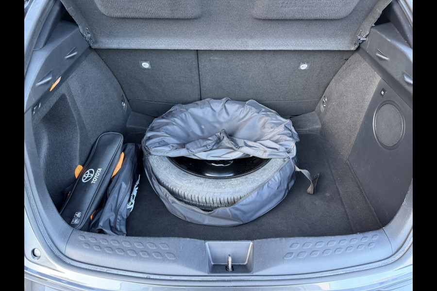 Toyota C-HR 1.8 Hybrid Executive Ultimate / Bi tone | Creme Leer | JBL | LED | Allseason banden | Rijklaar!!