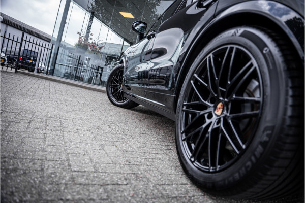 Porsche Cayenne Coupé 3.0 E-Hybrid ** Sport Design ** Luchtvering ** 18-weg ** HUD ** BOSE ** Sportuitlaat ** Sport Chrono ** Matrix ** Achterasbesturing ** Panodak