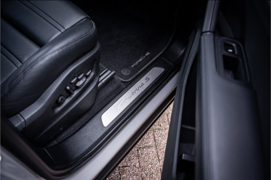 Porsche Cayenne 3.0 S E-Hybrid (519pk) ** Panodak ** Sport Design ** InnoDrive ** Trekhaak ** HUD ** PDLS+ ** 4-wielsturing ** BOSE ** Surround View ** Alcantara Hemel
