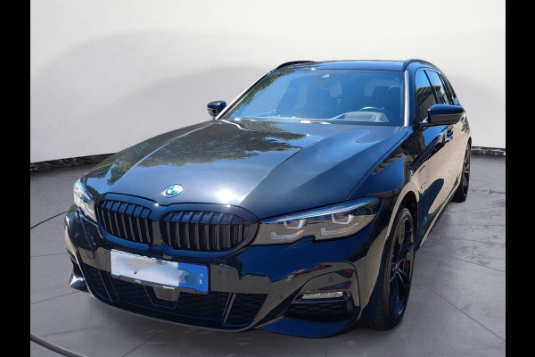 BMW 3 Serie Touring 330e xDrive M-SPORT ** LED, LEDER, PANO, TREKH HuD, ALARM, 19-inch LMV ** 1e EIG - Vol. BMW Onderh. ** ** INFORMEER OOK NAAR ONZE AANTREKKELIJKE FINANCIAL-LEASE TARIEVEN **