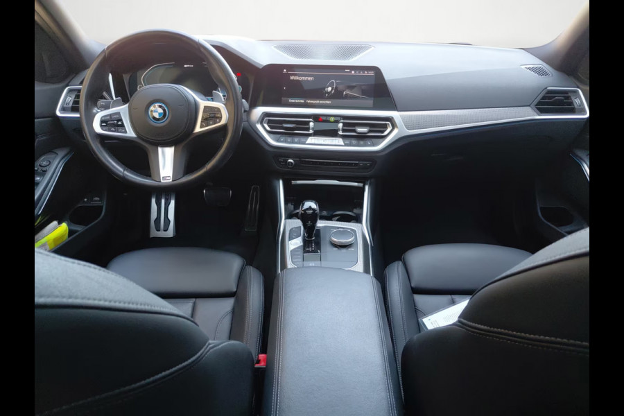 BMW 3 Serie Touring 330e xDrive M-SPORT ** LED, LEDER, PANO, TREKH HuD, ALARM, 19-inch LMV ** 1e EIG - Vol. BMW Onderh. ** ** INFORMEER OOK NAAR ONZE AANTREKKELIJKE FINANCIAL-LEASE TARIEVEN **