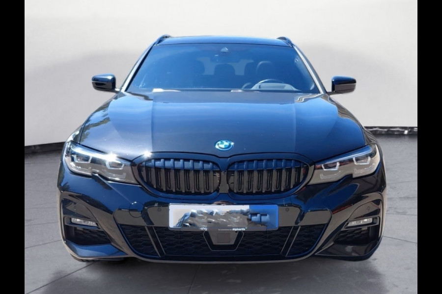BMW 3 Serie Touring 330e xDrive M-SPORT ** LED, LEDER, PANO, TREKH HuD, ALARM, 19-inch LMV ** 1e EIG - Vol. BMW Onderh. ** ** INFORMEER OOK NAAR ONZE AANTREKKELIJKE FINANCIAL-LEASE TARIEVEN **