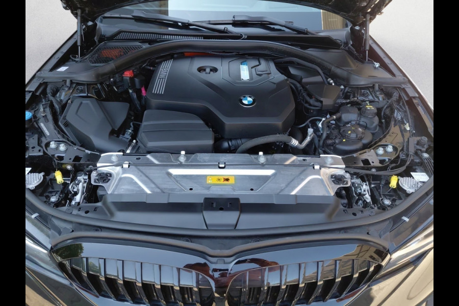 BMW 3 Serie Touring 330e xDrive M-SPORT ** LED, LEDER, PANO, TREKH HuD, ALARM, 19-inch LMV ** 1e EIG - Vol. BMW Onderh. ** ** INFORMEER OOK NAAR ONZE AANTREKKELIJKE FINANCIAL-LEASE TARIEVEN **