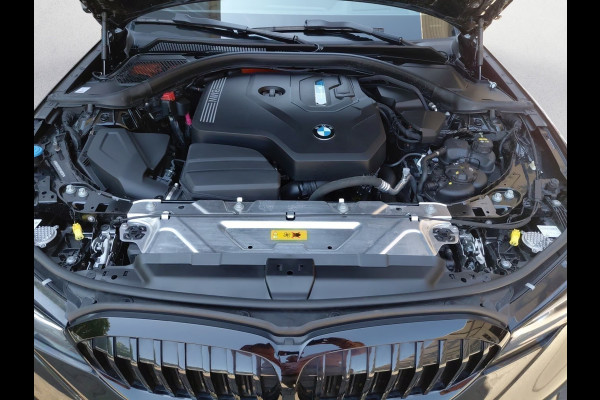 BMW 3 Serie Touring 330e xDrive M-SPORT ** LED, LEDER, PANO, TREKH HuD, ALARM, 19-inch LMV ** 1e EIG - Vol. BMW Onderh. ** ** INFORMEER OOK NAAR ONZE AANTREKKELIJKE FINANCIAL-LEASE TARIEVEN **