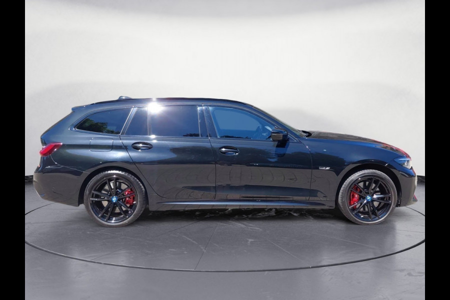 BMW 3 Serie Touring 330e xDrive M-SPORT ** LED, LEDER, PANO, TREKH HuD, ALARM, 19-inch LMV ** 1e EIG - Vol. BMW Onderh. ** ** INFORMEER OOK NAAR ONZE AANTREKKELIJKE FINANCIAL-LEASE TARIEVEN **