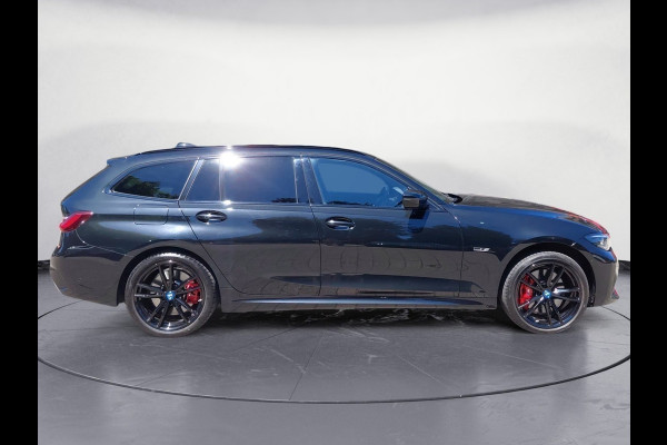 BMW 3 Serie Touring 330e xDrive M-SPORT ** LED, LEDER, PANO, TREKH HuD, ALARM, 19-inch LMV ** 1e EIG - Vol. BMW Onderh. ** ** INFORMEER OOK NAAR ONZE AANTREKKELIJKE FINANCIAL-LEASE TARIEVEN **