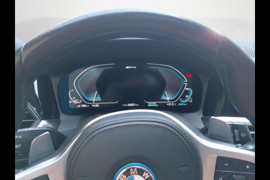 BMW 3 Serie Touring 330e xDrive M-SPORT ** LED, LEDER, PANO, TREKH HuD, ALARM, 19-inch LMV ** 1e EIG - Vol. BMW Onderh. ** ** INFORMEER OOK NAAR ONZE AANTREKKELIJKE FINANCIAL-LEASE TARIEVEN **
