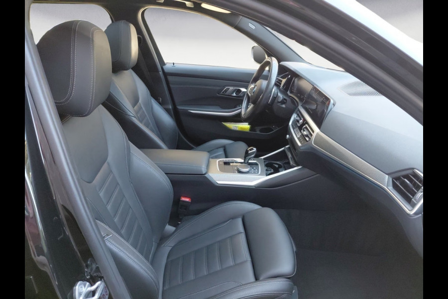 BMW 3 Serie Touring 330e xDrive M-SPORT ** LED, LEDER, PANO, TREKH HuD, ALARM, 19-inch LMV ** 1e EIG - Vol. BMW Onderh. ** ** INFORMEER OOK NAAR ONZE AANTREKKELIJKE FINANCIAL-LEASE TARIEVEN **