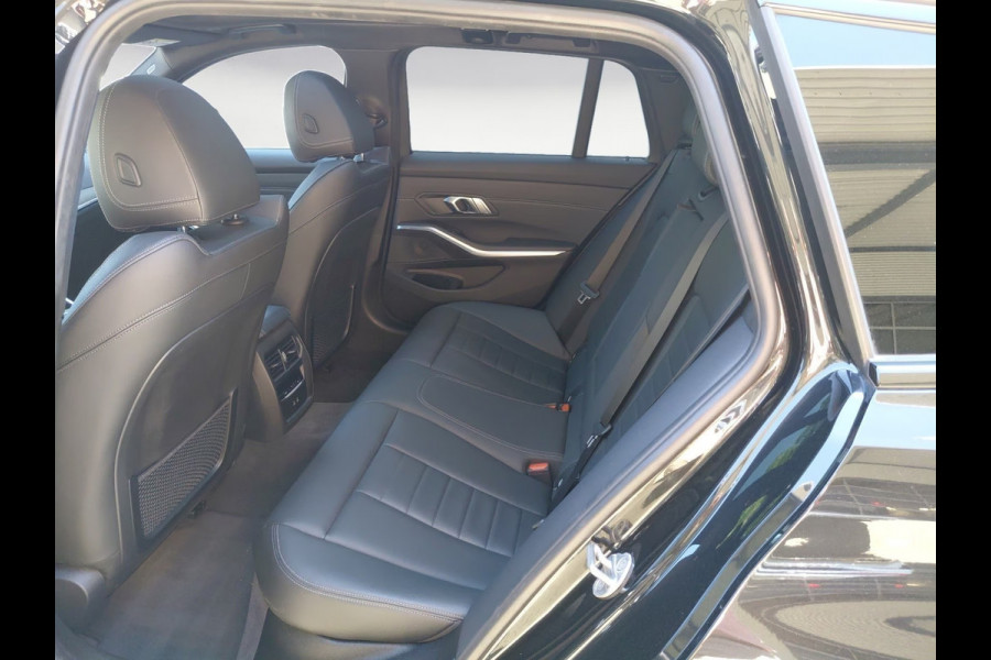 BMW 3 Serie Touring 330e xDrive M-SPORT ** LED, LEDER, PANO, TREKH HuD, ALARM, 19-inch LMV ** 1e EIG - Vol. BMW Onderh. ** ** INFORMEER OOK NAAR ONZE AANTREKKELIJKE FINANCIAL-LEASE TARIEVEN **