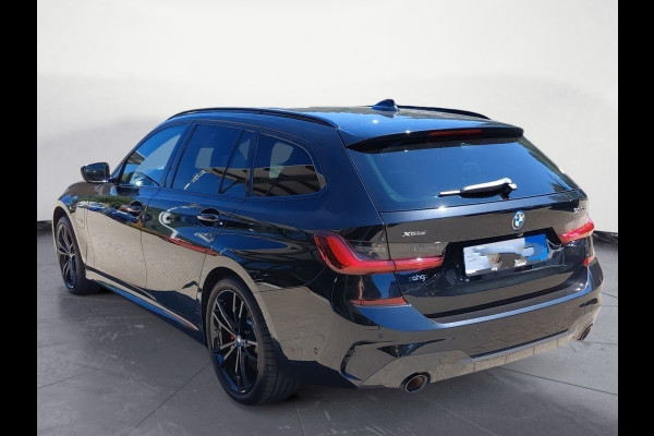 BMW 3 Serie Touring 330e xDrive M-SPORT ** LED, LEDER, PANO, TREKH HuD, ALARM, 19-inch LMV ** 1e EIG - Vol. BMW Onderh. ** ** INFORMEER OOK NAAR ONZE AANTREKKELIJKE FINANCIAL-LEASE TARIEVEN **