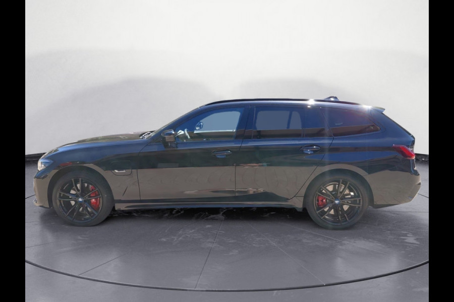 BMW 3 Serie Touring 330e xDrive M-SPORT ** LED, LEDER, PANO, TREKH HuD, ALARM, 19-inch LMV ** 1e EIG - Vol. BMW Onderh. ** ** INFORMEER OOK NAAR ONZE AANTREKKELIJKE FINANCIAL-LEASE TARIEVEN **