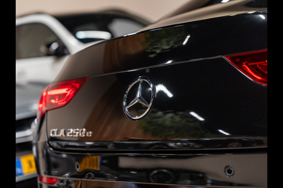 Mercedes-Benz CLA-Klasse 250 e Luxury Line, AMG 18" Velg, Voll Led, Night Pakket, Wide Screen, Ambiënte Light, Leder, PDC