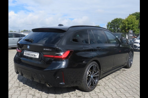 BMW 3 Serie Touring 330e M-SPORT (LCI) ** LED, PANO, TREKH, H&K SOUND, HuD, 19-inch LMV ** UNFALLFREI - Vol. BMW Onderh. ** * INFORMEER OOK NAAR ONZE AANTREKKELIJKE FINANCIAL-LEASE TARIEVEN **