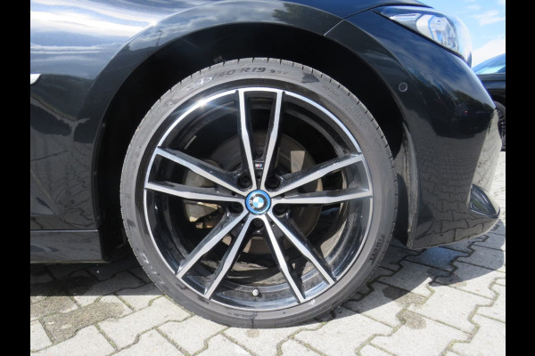 BMW 3 Serie Touring 330e M-SPORT (LCI) ** LED, PANO, TREKH, H&K SOUND, HuD, 19-inch LMV ** UNFALLFREI - Vol. BMW Onderh. ** * INFORMEER OOK NAAR ONZE AANTREKKELIJKE FINANCIAL-LEASE TARIEVEN **