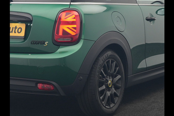 MINI Electric Cooper SE 33 kWh 184pk Dealer O.H | Panodak | Head Up | Camera | Harman / Kardon | Warmtepomp | Sportstoelen Verwarmd | Keyless | Apple Carplay | Sfeerverlichting | DAB | Virtual | Navigatie | 16"L.M |