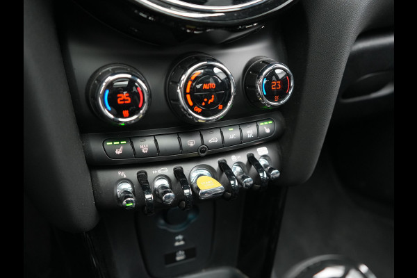 MINI Electric Cooper SE 33 kWh 184pk Dealer O.H | Panodak | Head Up | Camera | Harman / Kardon | Warmtepomp | Sportstoelen Verwarmd | Keyless | Apple Carplay | Sfeerverlichting | DAB | Virtual | Navigatie | 16"L.M |