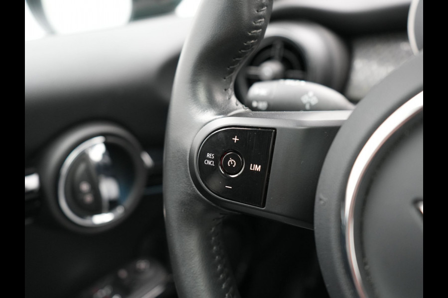 MINI Electric Cooper SE 33 kWh 184pk Dealer O.H | Panodak | Head Up | Camera | Harman / Kardon | Warmtepomp | Sportstoelen Verwarmd | Keyless | Apple Carplay | Sfeerverlichting | DAB | Virtual | Navigatie | 16"L.M |