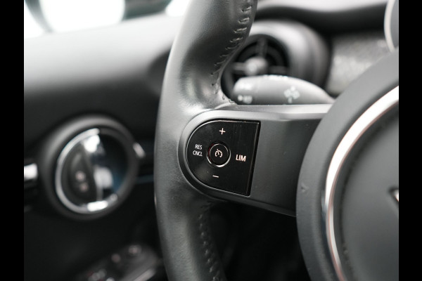 MINI Electric Cooper SE 33 kWh 184pk Dealer O.H | Panodak | Head Up | Camera | Harman / Kardon | Warmtepomp | Sportstoelen Verwarmd | Keyless | Apple Carplay | Sfeerverlichting | DAB | Virtual | Navigatie | 16"L.M |
