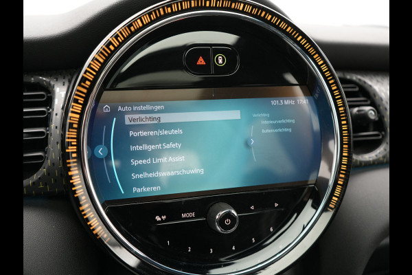 MINI Electric Cooper SE 33 kWh 184pk Dealer O.H | Panodak | Head Up | Camera | Harman / Kardon | Warmtepomp | Sportstoelen Verwarmd | Keyless | Apple Carplay | Sfeerverlichting | DAB | Virtual | Navigatie | 16"L.M |