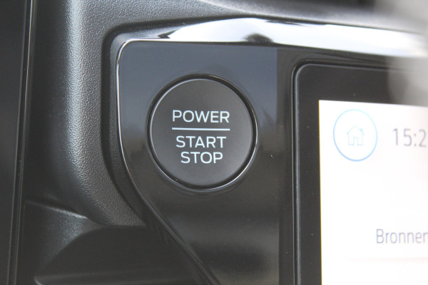 Ford Puma 1.0-125pk EcoBoost Mild-Hybrid Titanium. Fabr. garantie t/m 21-09-2029 ! Elektr. pano-dak, stoel-, stuur- en voorraamverw., 360gr. camera, adaptieve cruise cntrl, side- en lane assist, parkeersensoren v+a, metallic lak, LM wielen.