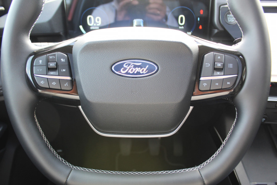 Ford Puma 1.0-125pk EcoBoost Mild-Hybrid Titanium. Fabr. garantie t/m 21-09-2029 ! Elektr. pano-dak, stoel-, stuur- en voorraamverw., 360gr. camera, adaptieve cruise cntrl, side- en lane assist, parkeersensoren v+a, metallic lak, LM wielen.