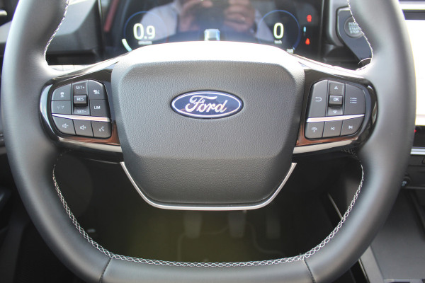Ford Puma 1.0-125pk EcoBoost Mild-Hybrid Titanium. Fabr. garantie t/m 21-09-2029 ! Elektr. pano-dak, stoel-, stuur- en voorraamverw., 360gr. camera, adaptieve cruise cntrl, side- en lane assist, parkeersensoren v+a, metallic lak, LM wielen.