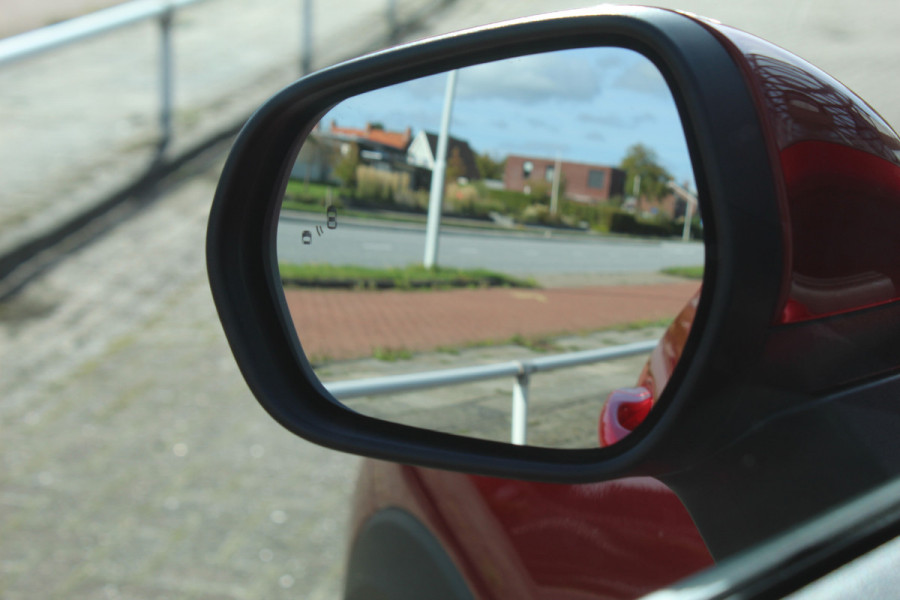 Ford Puma 1.0-125pk EcoBoost Mild-Hybrid Titanium. Fabr. garantie t/m 21-09-2029 ! Elektr. pano-dak, stoel-, stuur- en voorraamverw., 360gr. camera, adaptieve cruise cntrl, side- en lane assist, parkeersensoren v+a, metallic lak, LM wielen.