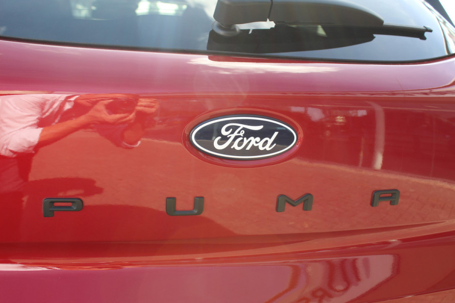 Ford Puma 1.0-125pk EcoBoost Mild-Hybrid Titanium. Fabr. garantie t/m 21-09-2029 ! Elektr. pano-dak, stoel-, stuur- en voorraamverw., 360gr. camera, adaptieve cruise cntrl, side- en lane assist, parkeersensoren v+a, metallic lak, LM wielen.
