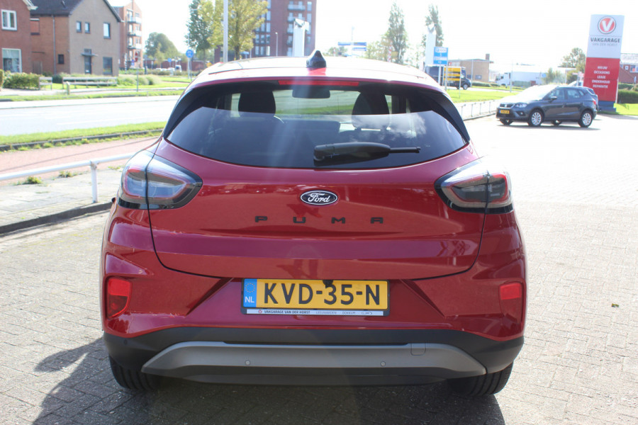 Ford Puma 1.0-125pk EcoBoost Mild-Hybrid Titanium. Fabr. garantie t/m 21-09-2029 ! Elektr. pano-dak, stoel-, stuur- en voorraamverw., 360gr. camera, adaptieve cruise cntrl, side- en lane assist, parkeersensoren v+a, metallic lak, LM wielen.