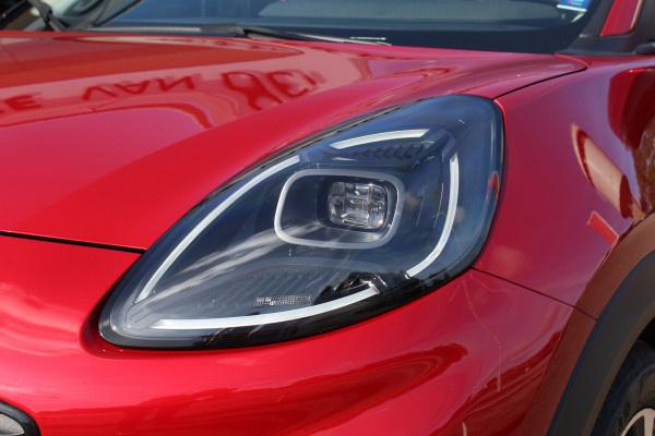 Ford Puma 1.0-125pk EcoBoost Mild-Hybrid Titanium. Fabr. garantie t/m 21-09-2029 ! Elektr. pano-dak, stoel-, stuur- en voorraamverw., 360gr. camera, adaptieve cruise cntrl, side- en lane assist, parkeersensoren v+a, metallic lak, LM wielen.