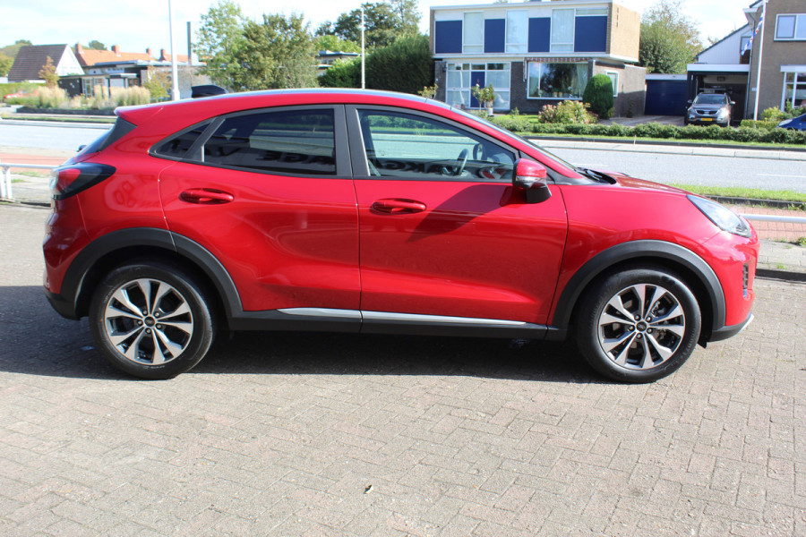 Ford Puma 1.0-125pk EcoBoost Mild-Hybrid Titanium. Fabr. garantie t/m 21-09-2029 ! Elektr. pano-dak, stoel-, stuur- en voorraamverw., 360gr. camera, adaptieve cruise cntrl, side- en lane assist, parkeersensoren v+a, metallic lak, LM wielen.