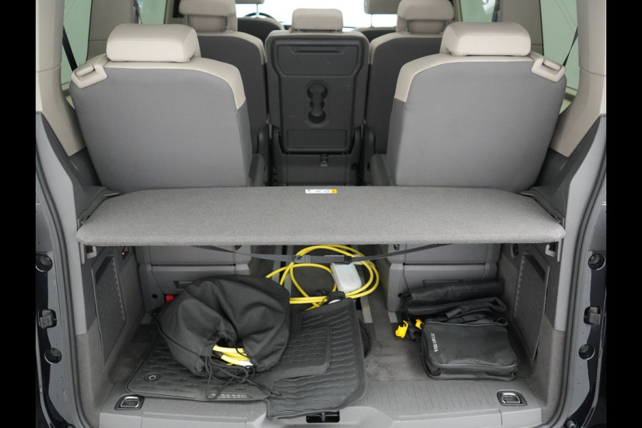 Volkswagen Multivan 1.4 eHybrid 7 Zits PHEV 218pk Dealer O.H | Trekhaak Af Fabriek | Panodak | IQ Light | Camera | Stoelverwarming | Apple Carplay | Navigatie | DAB | Cruise Control | 17"L.M | Plug In Hybrid |