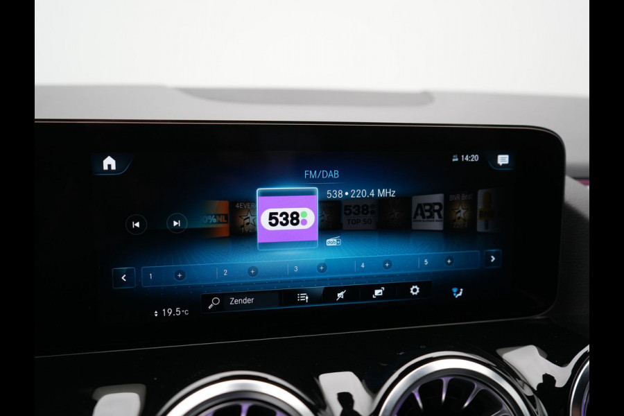 Mercedes-Benz EQA 250 Luxury Line 67 kWh 190pk Dealer O.H | Adaptive Cruise | MBUX Widescreen Navi |  Camera | Apple Carplay | Sportstoelen Verwarmd | Blis | Sfeerverlichting | DAB |  Navigatie | Virtual | 18"L.M