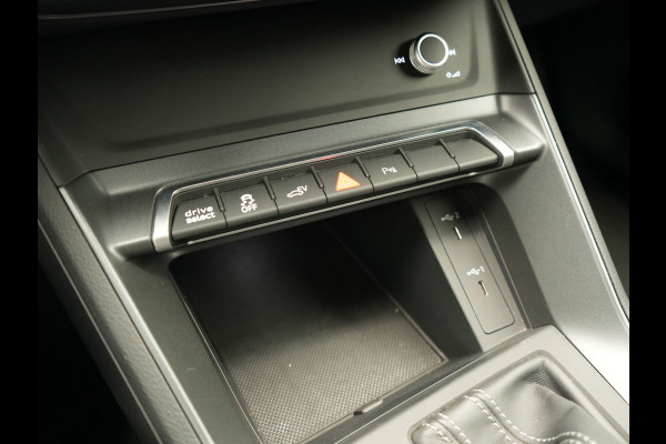 Audi Q3 45 TFSI e 2X S Line PHEV 245pk | Trekhaak Af Fabriek | Adaptive Cruise | Sportstoelen Verwarmd | Apple Carplay | Blis | DAB | Navigatie | Virtual | 18"L.M | Plug In Hybrid