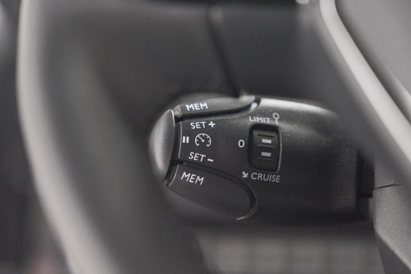 Peugeot 2008 PureTech 100 Allure | Apple Carplay | Parkeersensoren | Climate control
