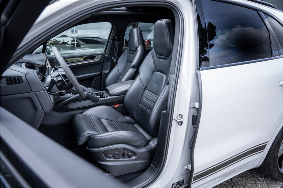 Porsche Cayenne 3.0 S E-Hybrid (519pk) ** Panodak ** Sport Design ** InnoDrive ** Trekhaak ** HUD ** PDLS+ ** 4-wielsturing ** BOSE ** Surround View ** Alcantara Hemel